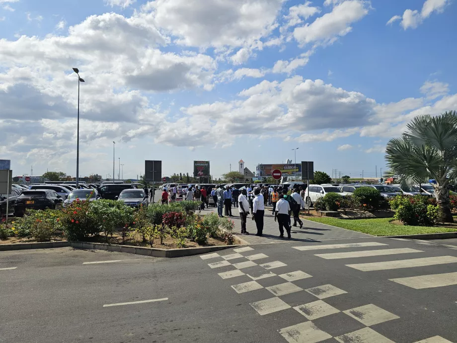 Motoristas de táxi em frente ao Terminal 3