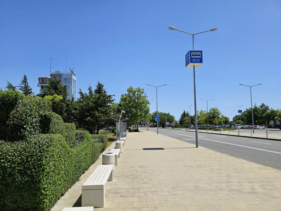 Paragem de autocarro no terminal - linha 15 em direção a Sarafovo, linha 15A em direção ao centro de Burgas