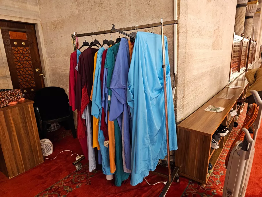 Mesquita de Suleiman, aluguer de roupões