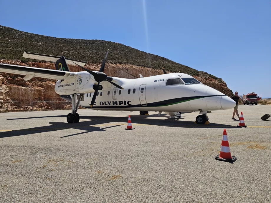Dash 8-100 no aeroporto de Kateslorizo