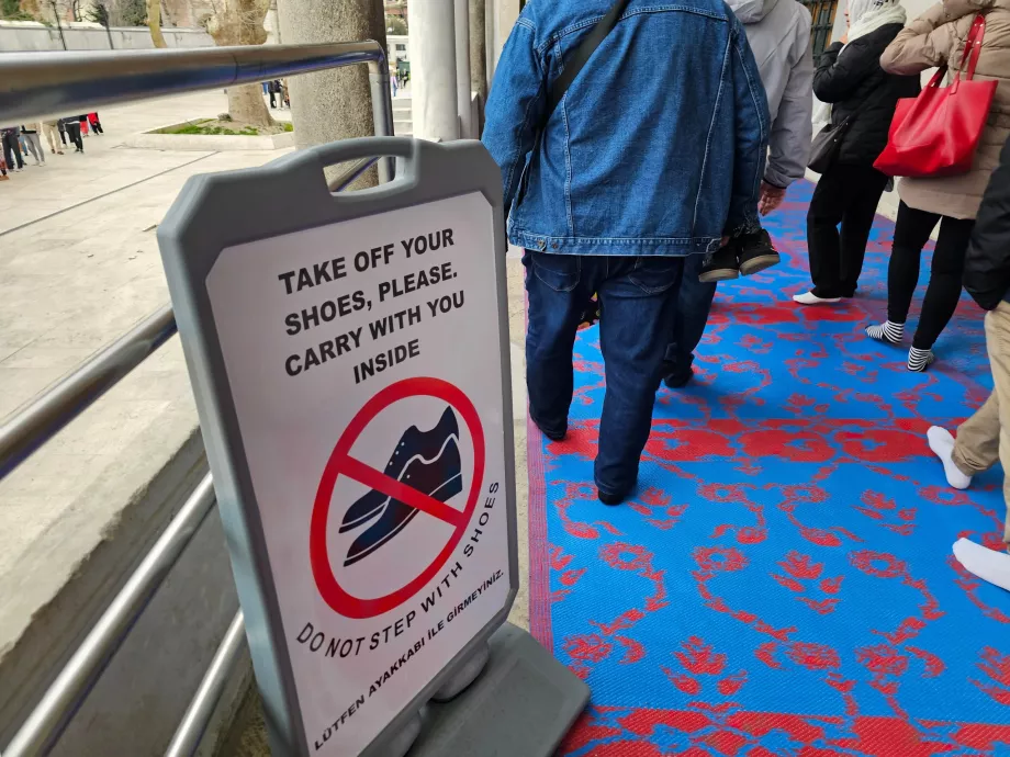 Mesquita Azul, informações sobre como descalçar os sapatos