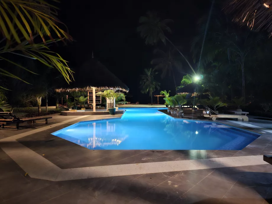 Piscina à noite