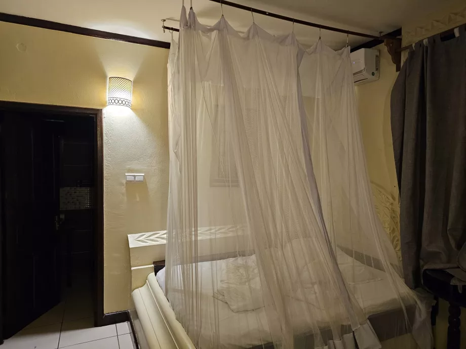 Mosquiteiro sobre a cama