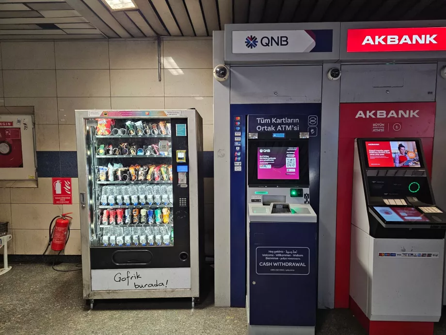 Caixas multibanco e máquinas de venda automática de bebidas e snacks nas estações de metro