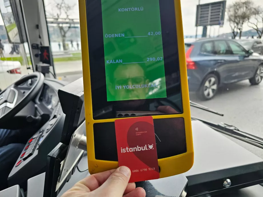 Pagar o Istanbulkart no autocarro