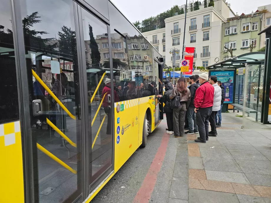 Embarque no autocarro apenas pela porta da frente