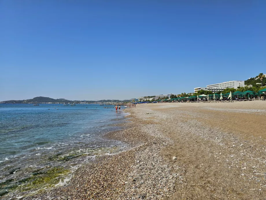 Praia principal de Faliraki, nos arredores da cidade