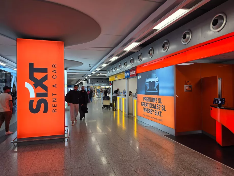 Alguns balcões de aluguer de automóveis no Terminal A