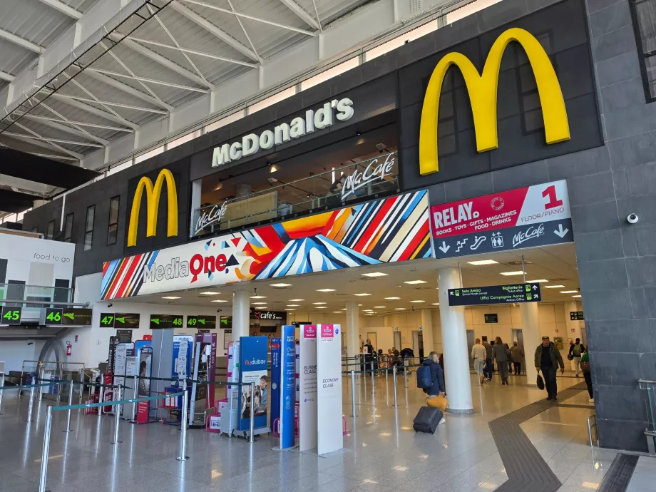 McDonald's, Terminal A, Partidas (área pública)