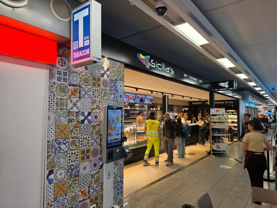 Refrescos e snacks, Terminal A, Chegadas (área pública)