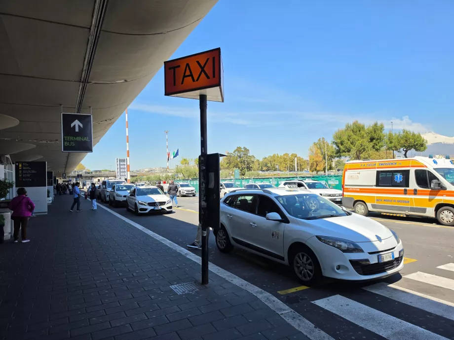 Paragem de táxis em frente ao terminal