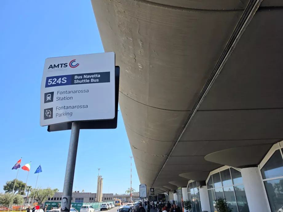 Paragens de autocarro em direção à estação ferroviária