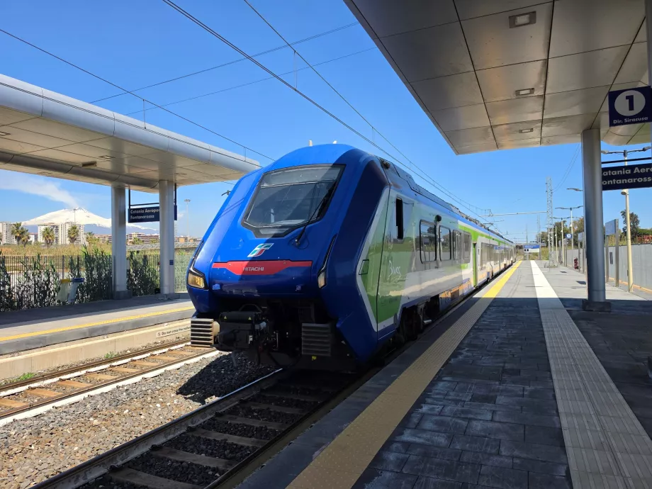 Comboio Trenitalia na estação próxima do aeroporto