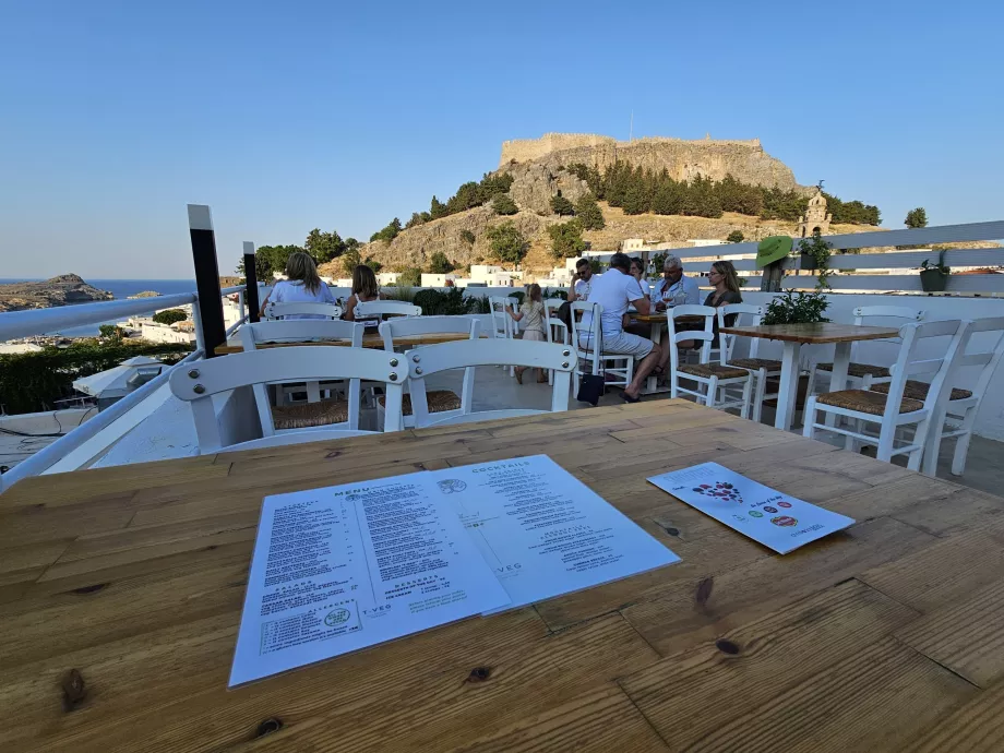 Restaurante no terraço de Lindos