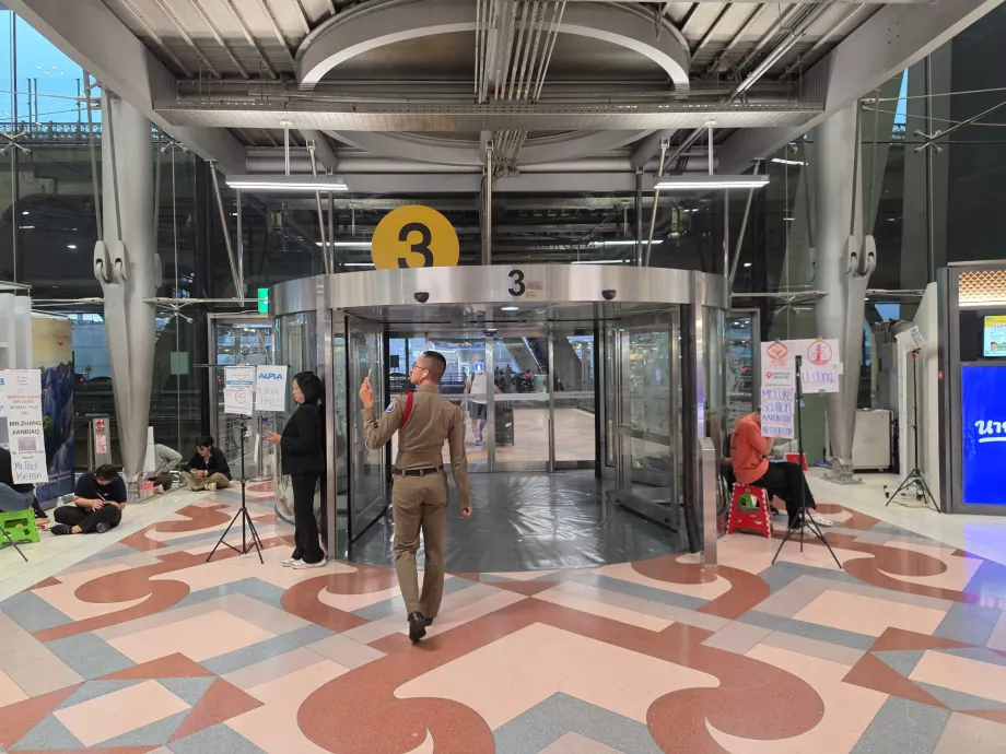 Saída para o autocarro de ligação no Aeroporto de BKK