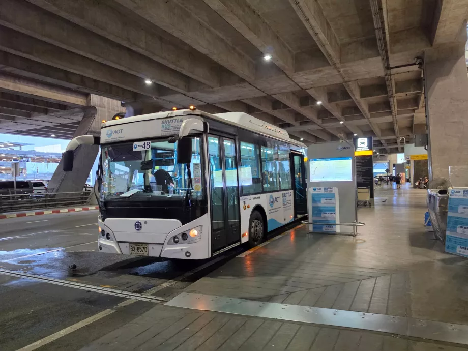 Paragem do autocarro de ligação no Aeroporto de BKK