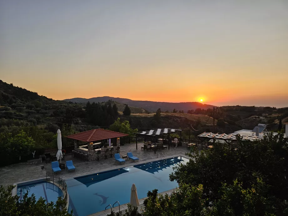 Pôr-do-sol na aldeia de Empona