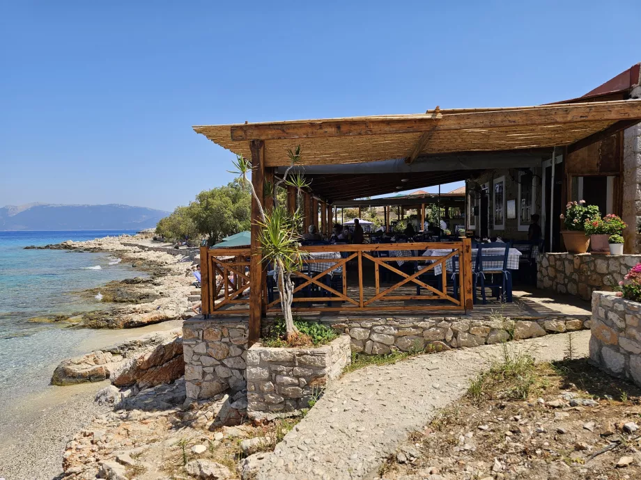 Restaurante na praia de Ftenagia