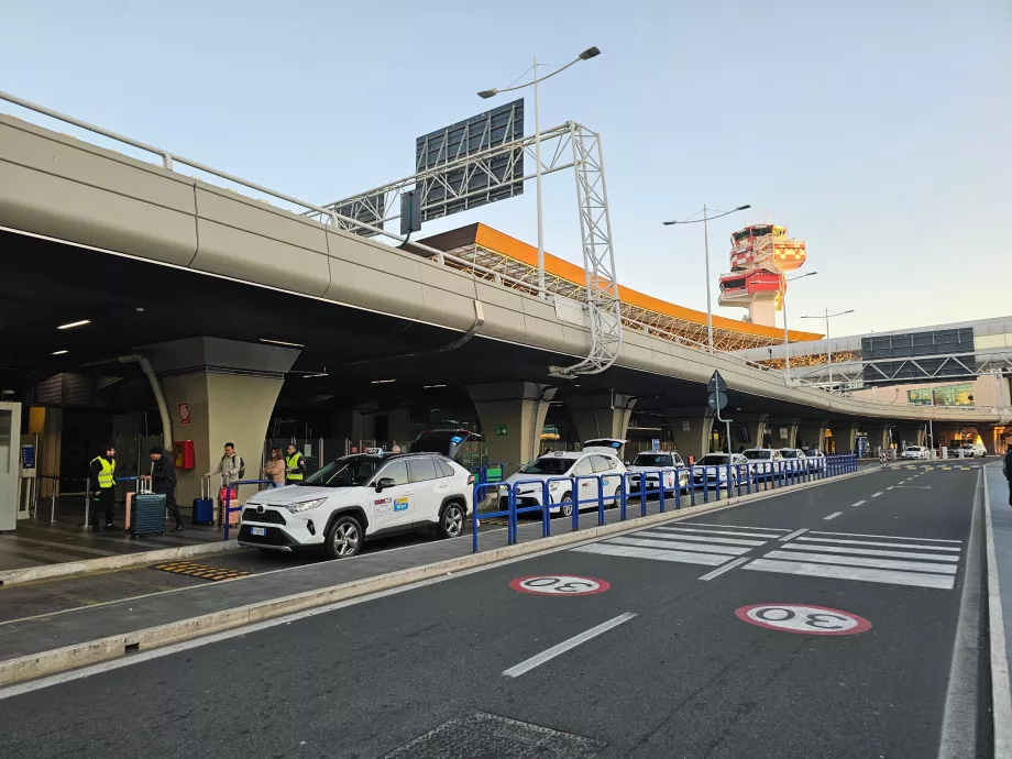 Posto de táxis mesmo em frente ao terminal