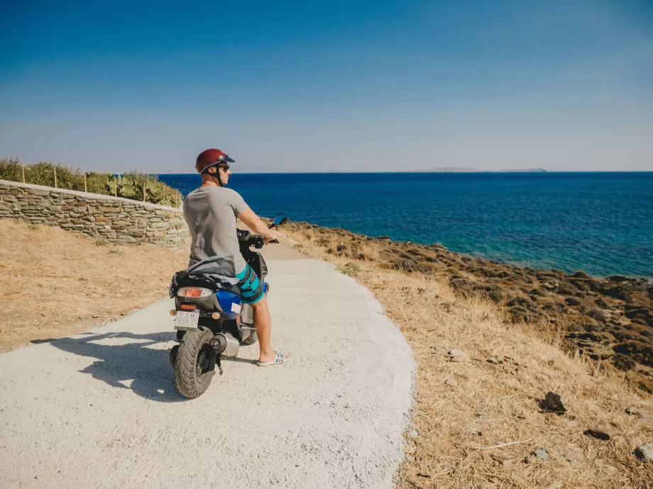 Tinos numa scooter