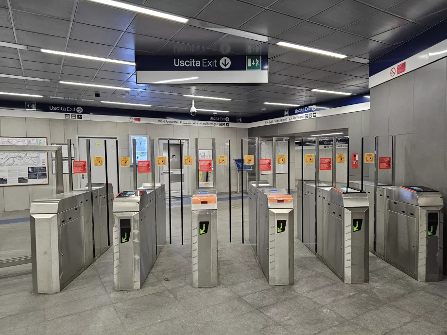 Torniquetes à saída do metro