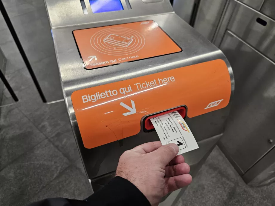 Introduzir um bilhete no torniquete