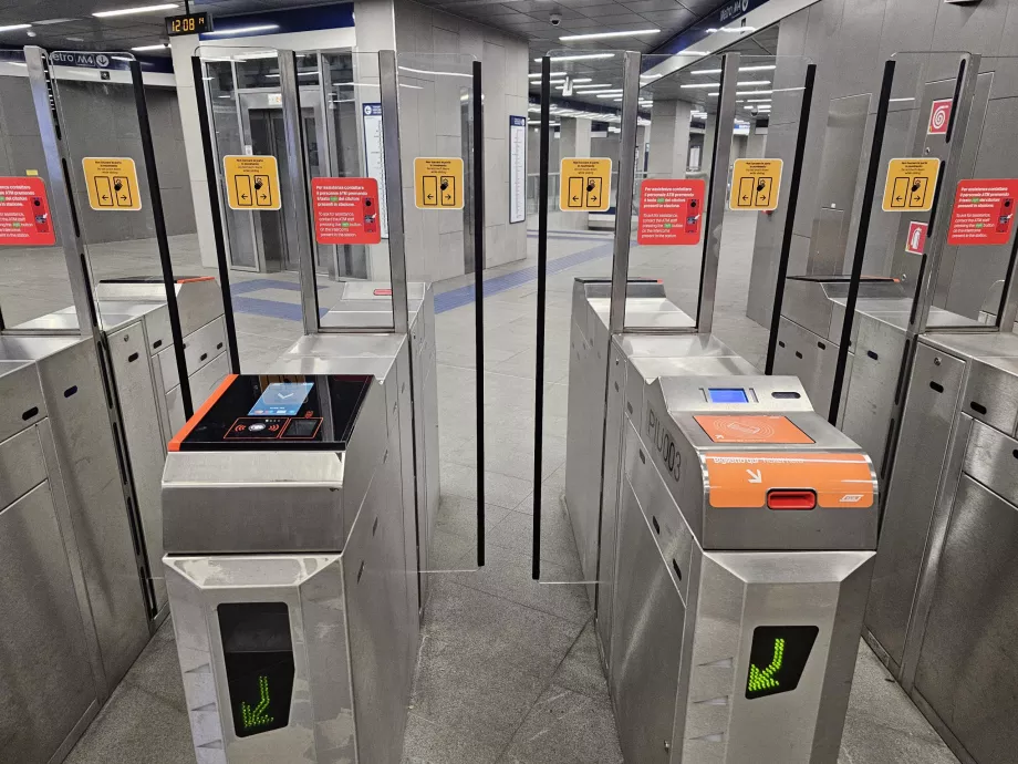 No torniquete da esquerda para pagamento com cartão sem contacto, no torniquete da direita para bilhetes em papel