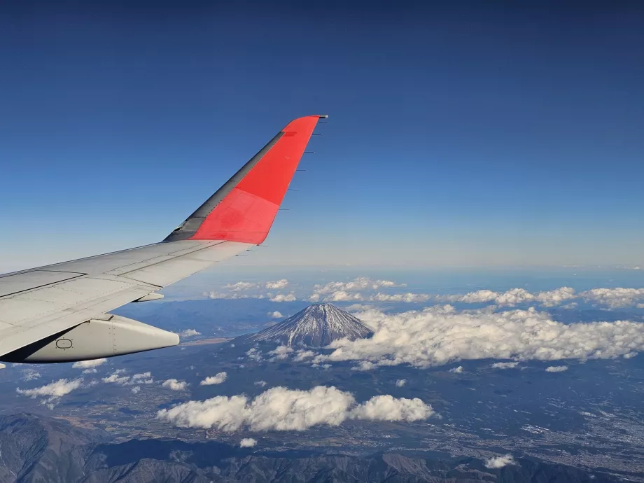 O Monte Fuji visto de um avião na rota Shizuoka-Sapporo