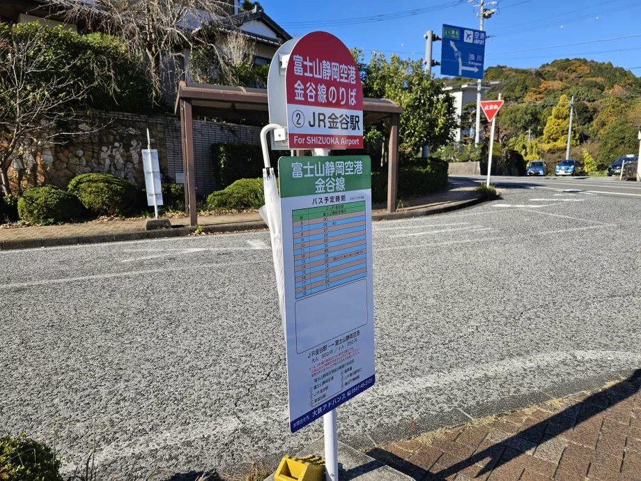 Paragem de autocarro junto ao comboio