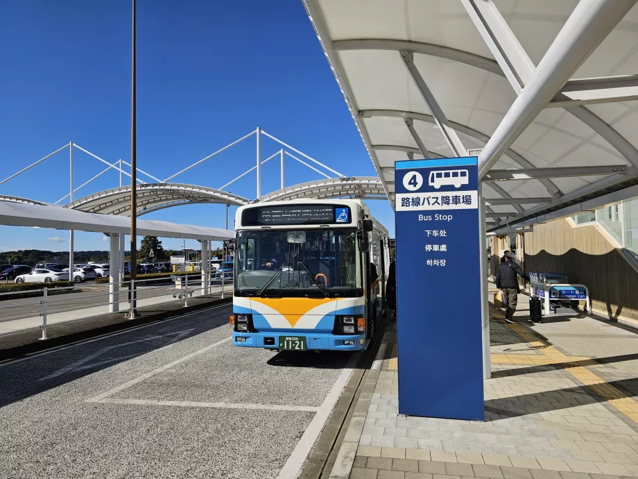 Paragem de autocarro em frente ao terminal