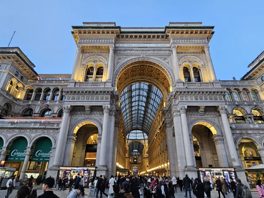 Galleria Vittorio Emanuele II no início da noite