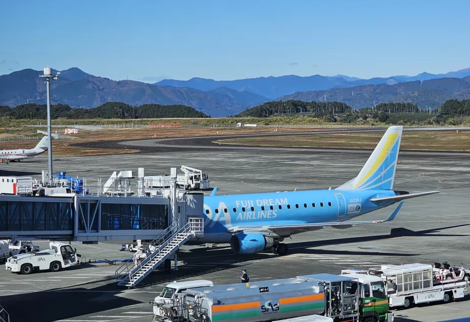 Avião azul da Fuji Dream Airlines