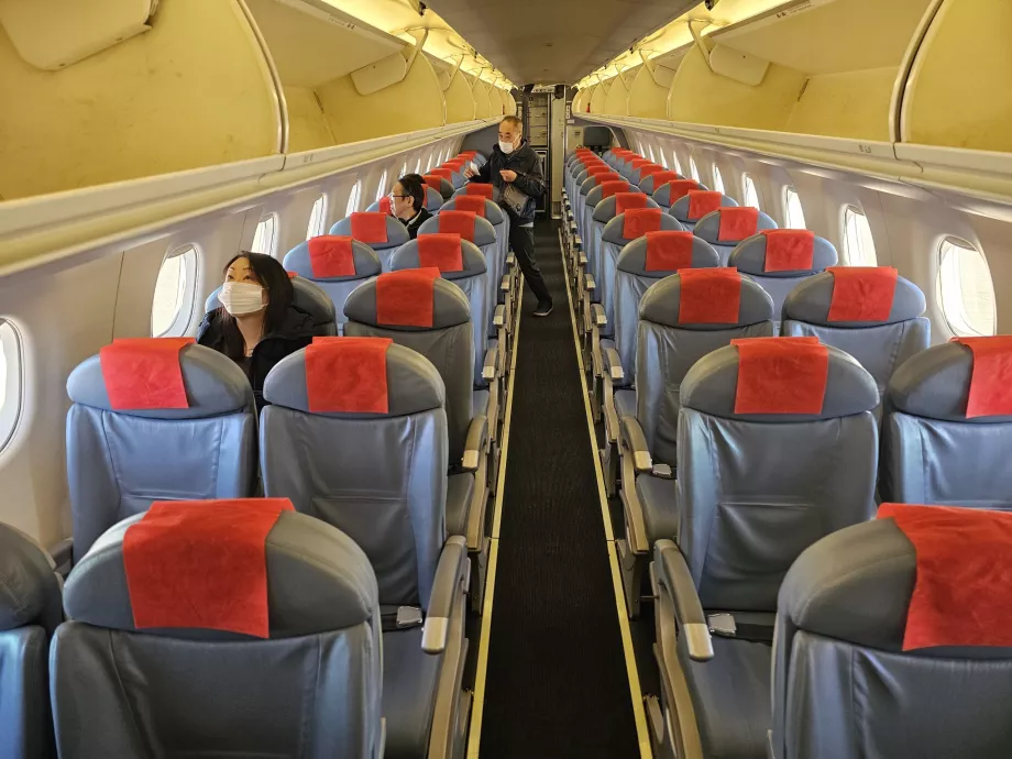 Interior do Embraer 170, Fuji Dream Airlines