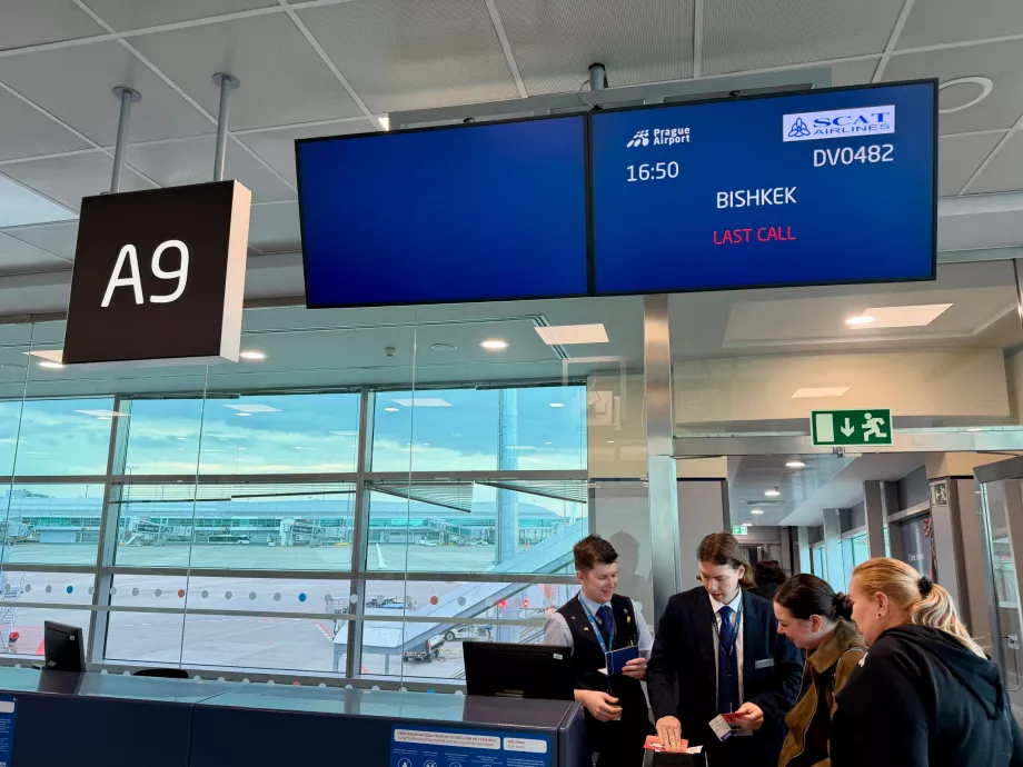 Embarque no voo para Sanya via Bishkek