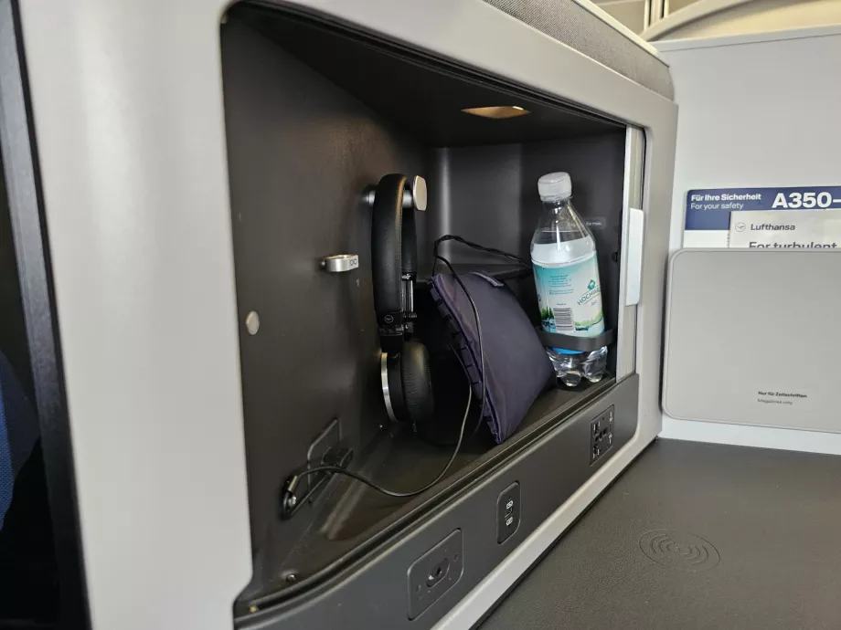 Auscultadores, água e kit de amenidades