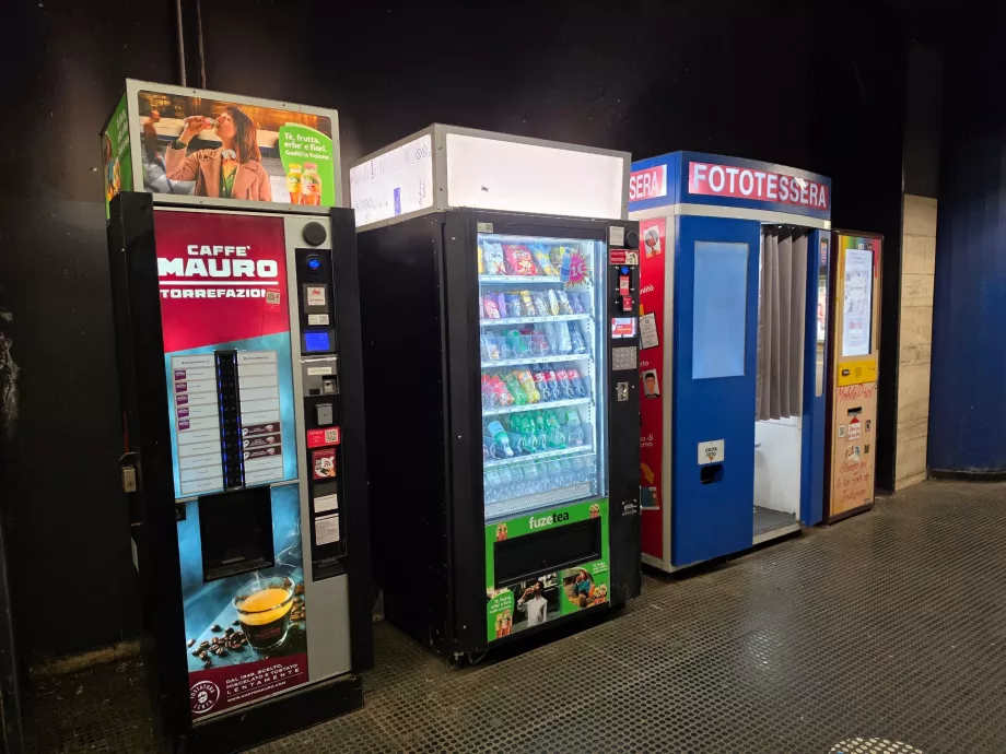 Máquinas de snacks e fotografias nas estações de metro