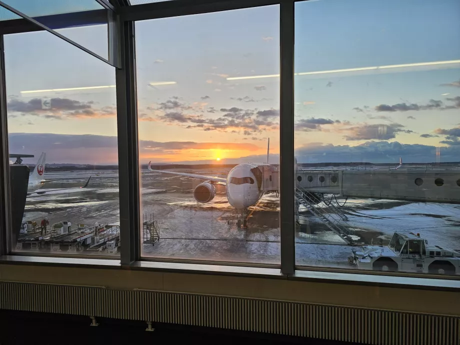 Vista da zona do aeroporto a partir da zona de trânsito