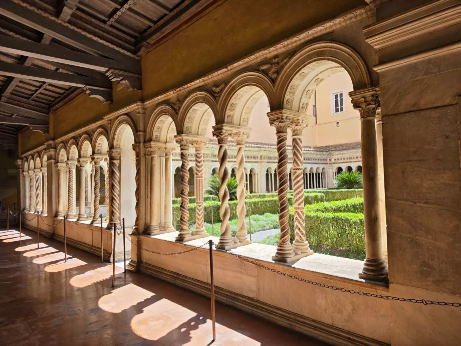 Basílica de S. Paulo por detrás das muralhas, pátio do mosteiro