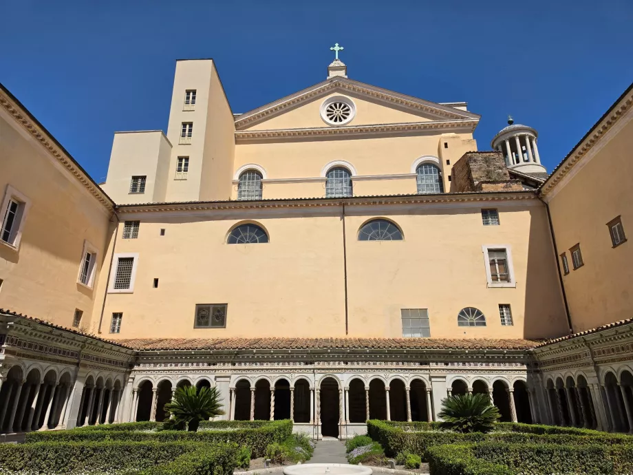 Basílica de S. Paulo por detrás das muralhas, pátio do mosteiro