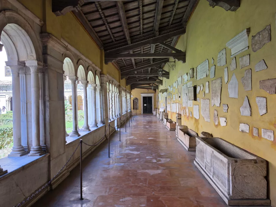 Basílica de S. Paulo por detrás das muralhas, pátio do mosteiro