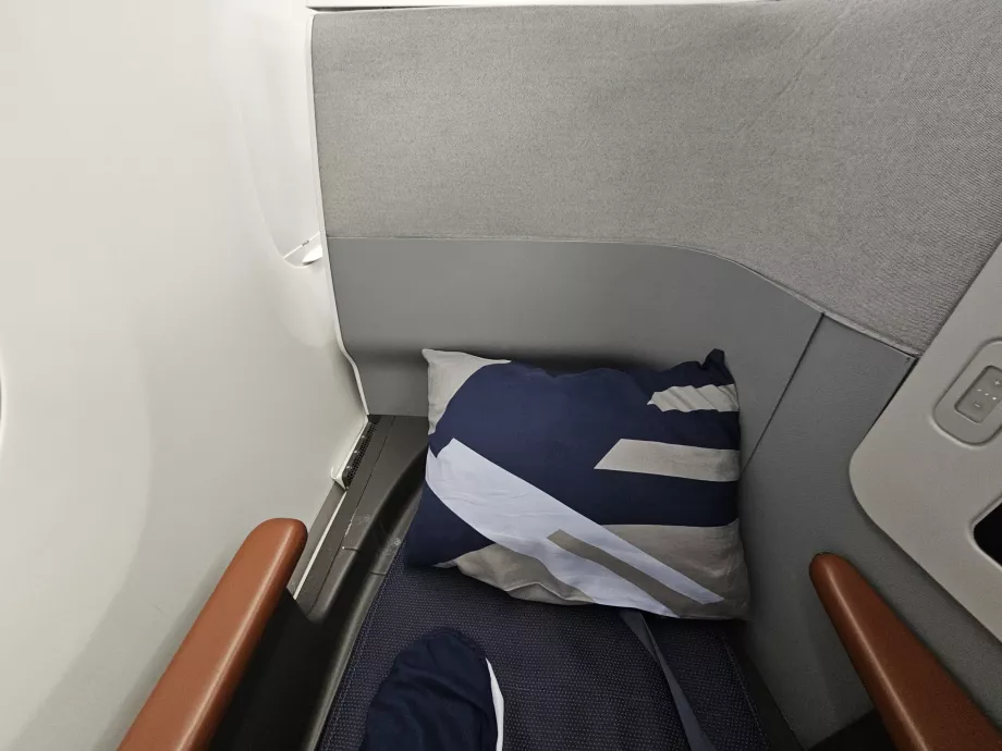 Almofada numa cama desdobrável