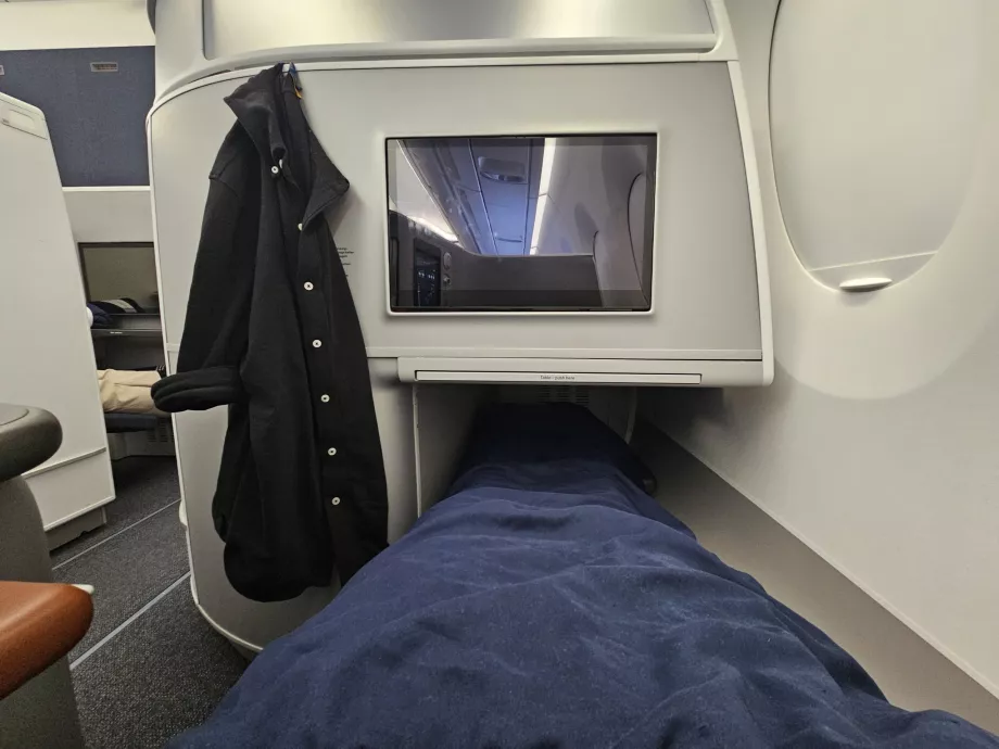 Deitar-se num banco rebatível