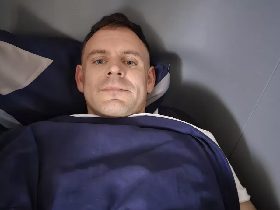 Christopher está deitado na cama