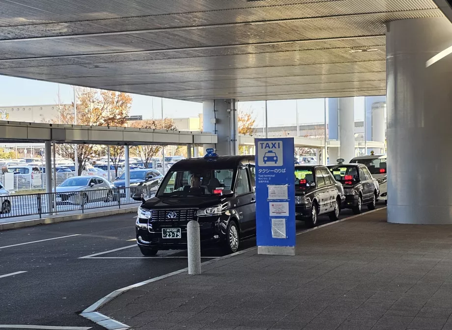 Paragem de táxis em frente ao Terminal 1