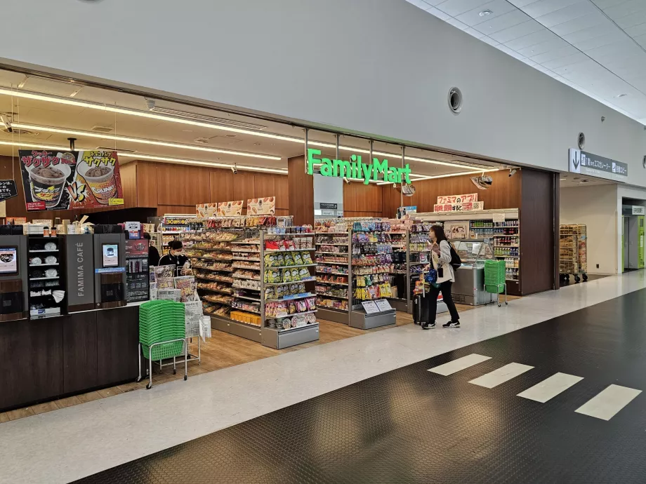 FamilyMart, Terminal 1, área pública