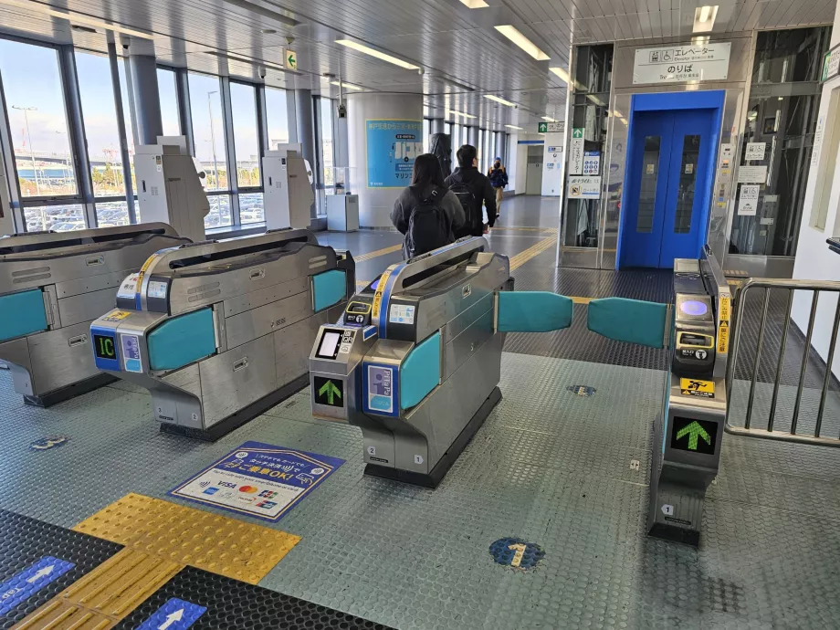 Torniquetes à entrada da plataforma