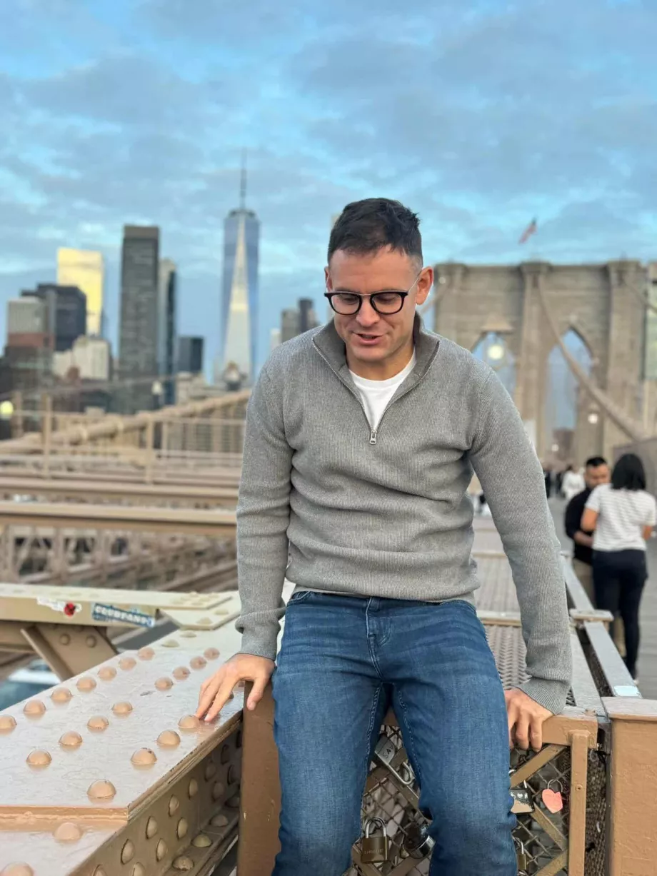 Eu na ponte de Brooklyn