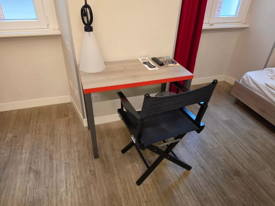 Mesa de trabalho no quarto