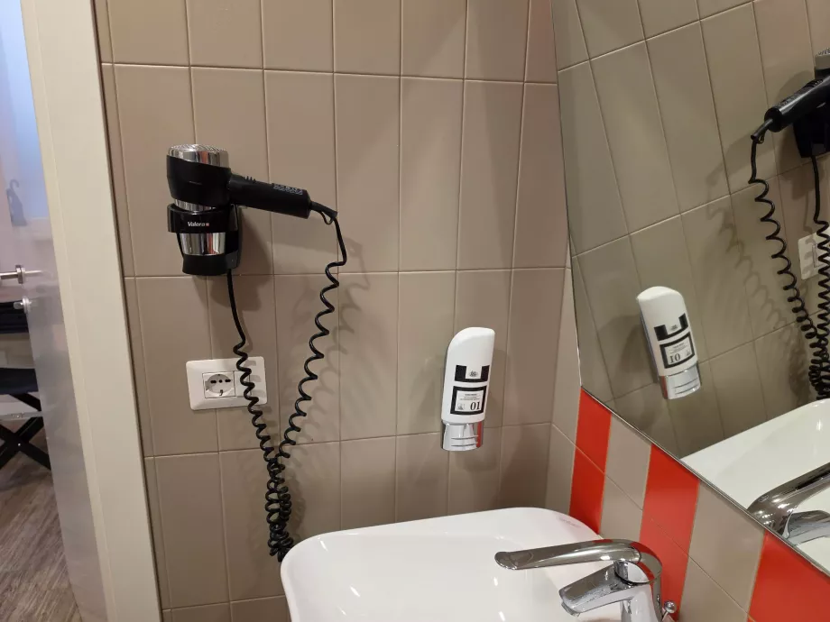 Secador de cabelo na casa de banho