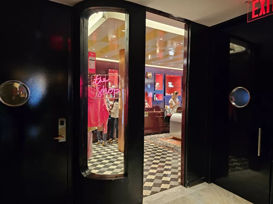 Loja no rés do chão do hotel